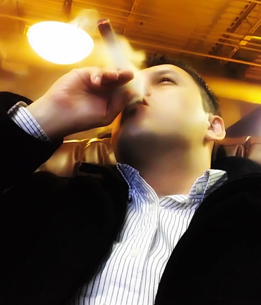 Anfitrión del Cigar Lounge Privado disfrutando un puro premium