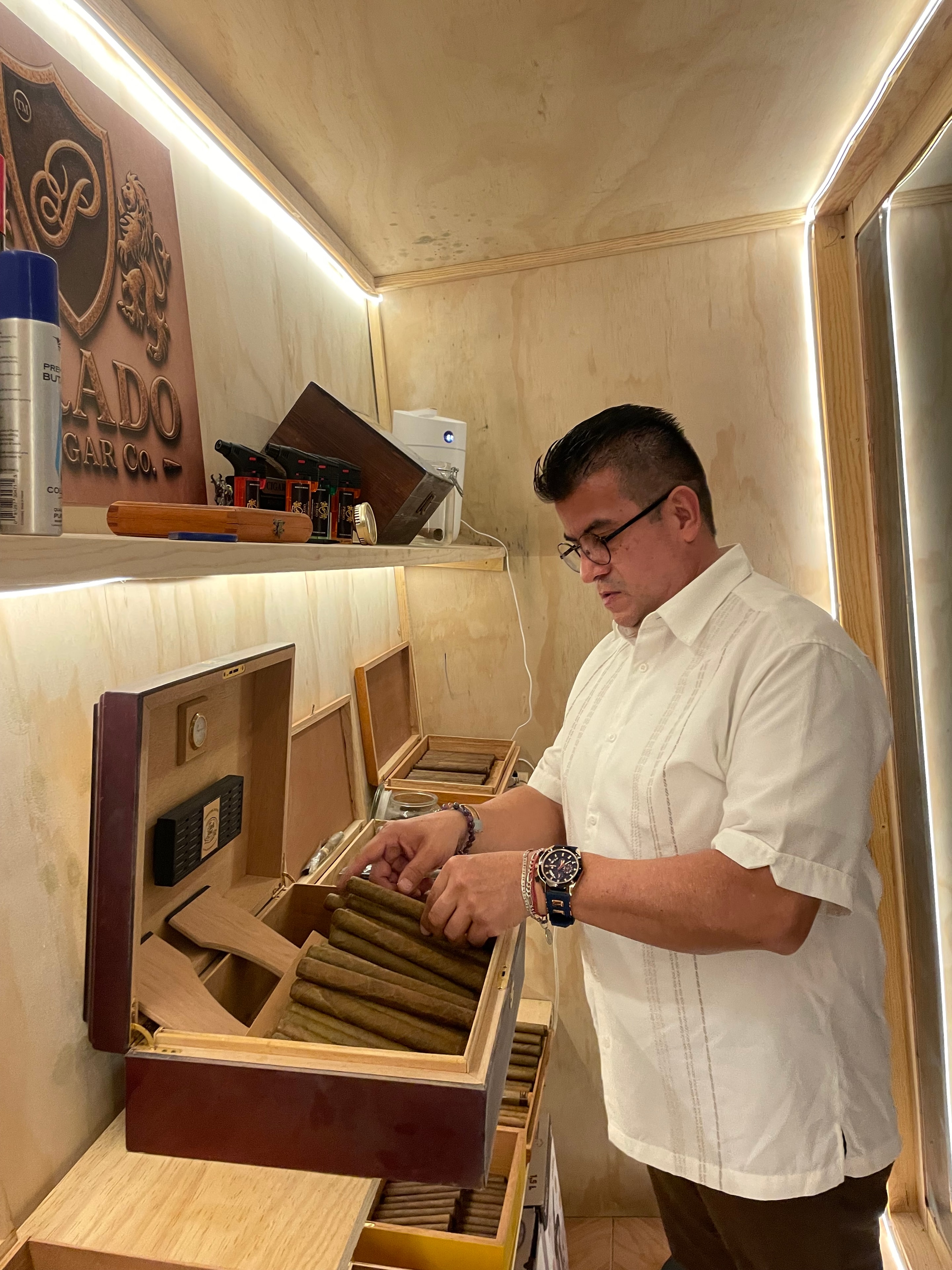 Maestro seleccionando puros en el Walk-In Humidor de Prado Cigar